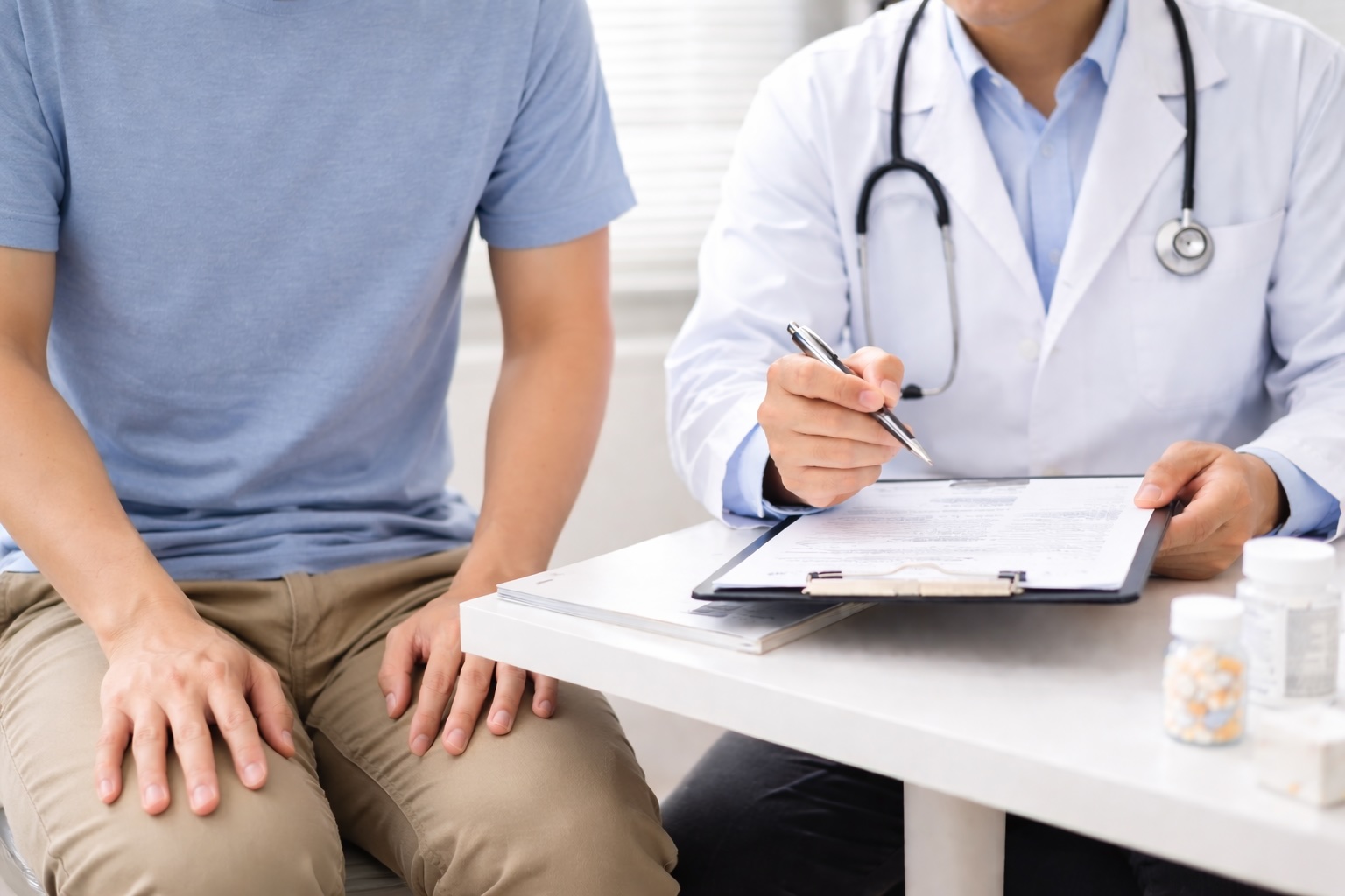 Seorang doktor memeriksa pesakit lelaki.