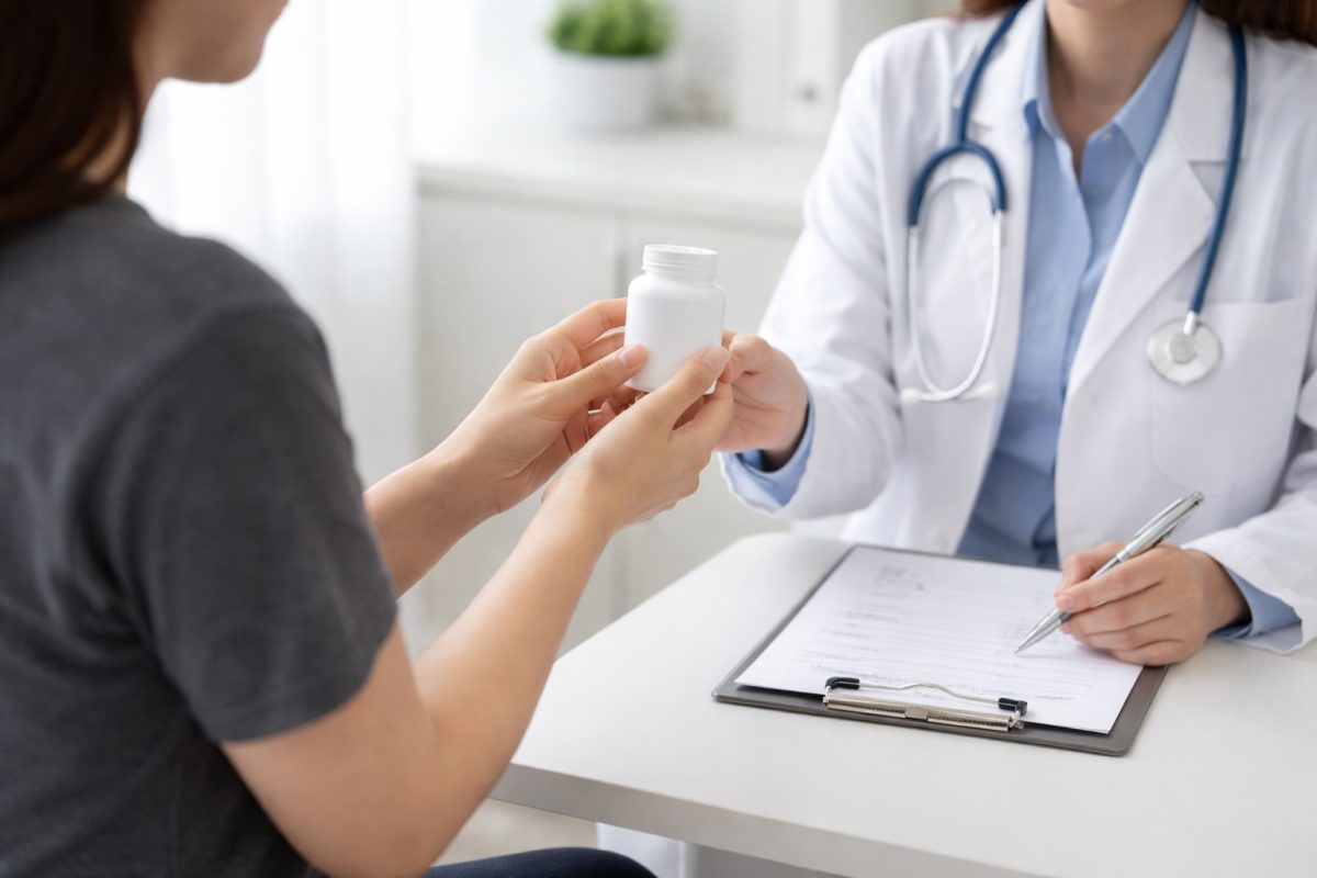 Seorang doktor memberikan ubat kepada pesakit.