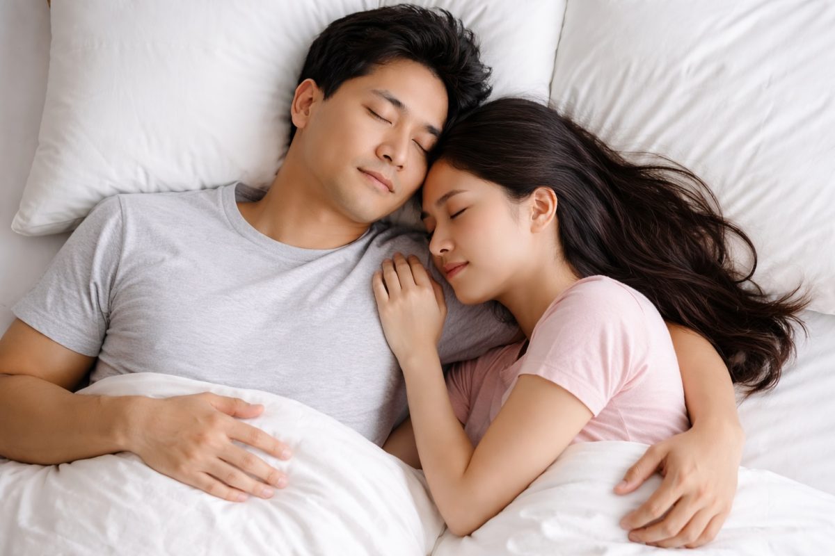 Sepasang suami isteri bertidur di atas katil.