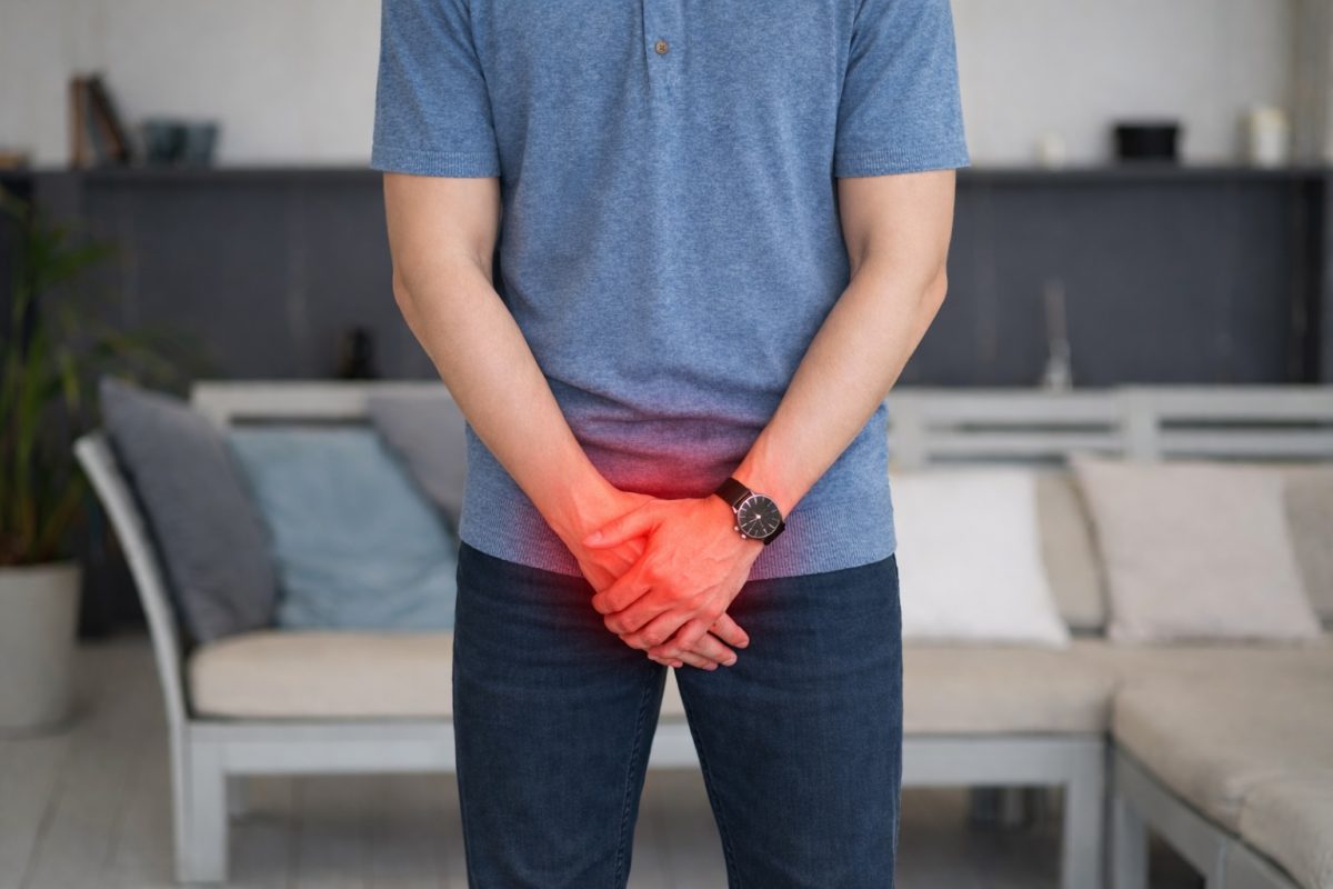 Seorang lelaki yang mengalami kesakitan di kawasan pangkal pahanya